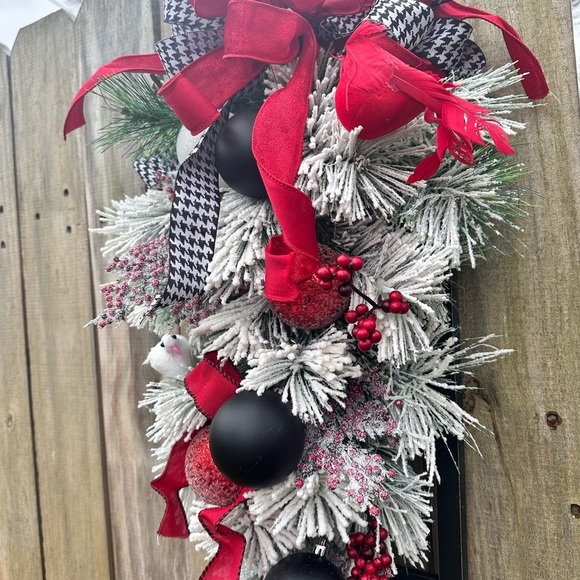 Festive Red and Black Holiday Swag - Picture 4 of 11